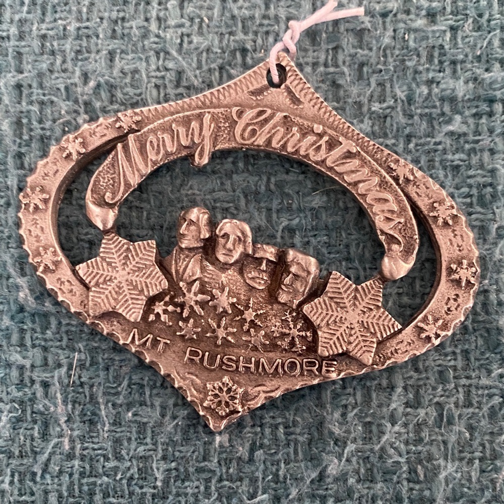 NICHOLAS pewter  Mt. Rushmore Holiday Ornament